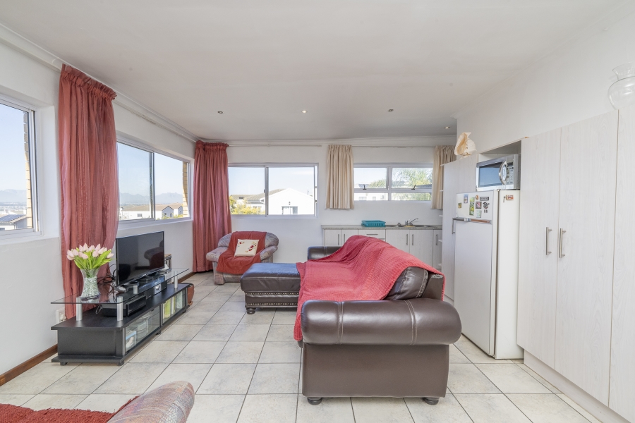 4 Bedroom Property for Sale in Uitzicht Western Cape